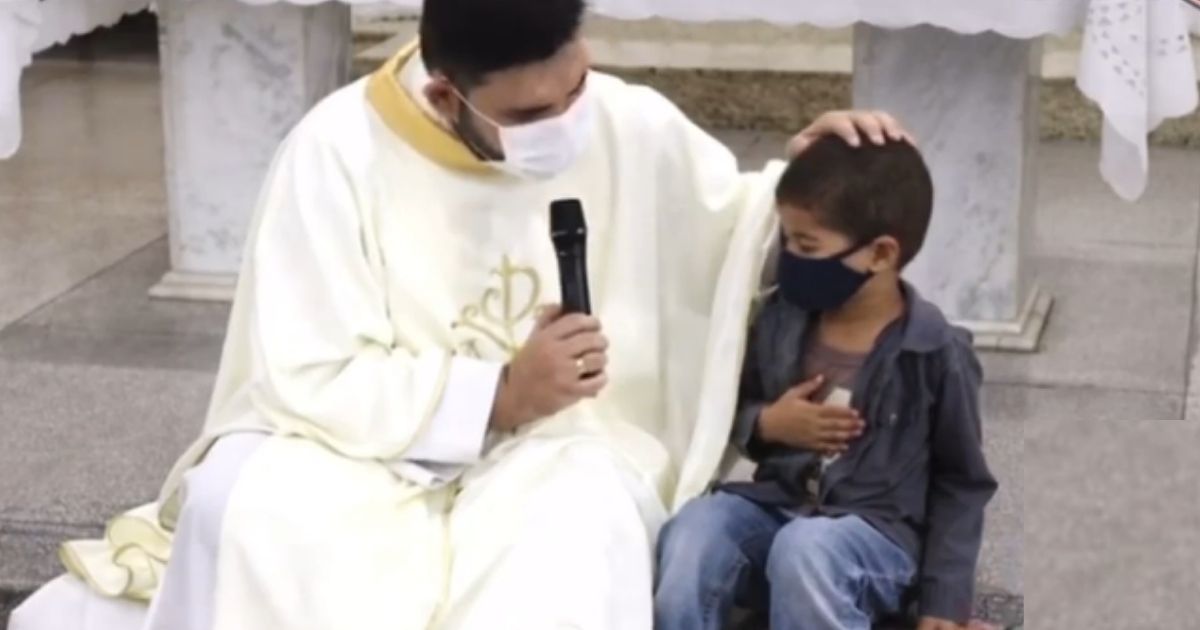 Padre atende menino que interrompeu missa para pedir oração ao padrinho entubado